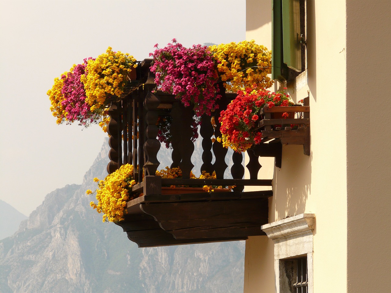 Aranżacja balkonu z drewnianym akcentem