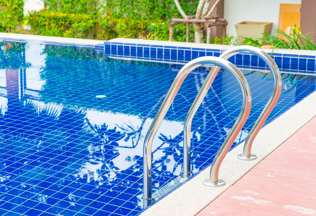 Jak utrzymać idealną czystość wodę w basenie ogrodowym?