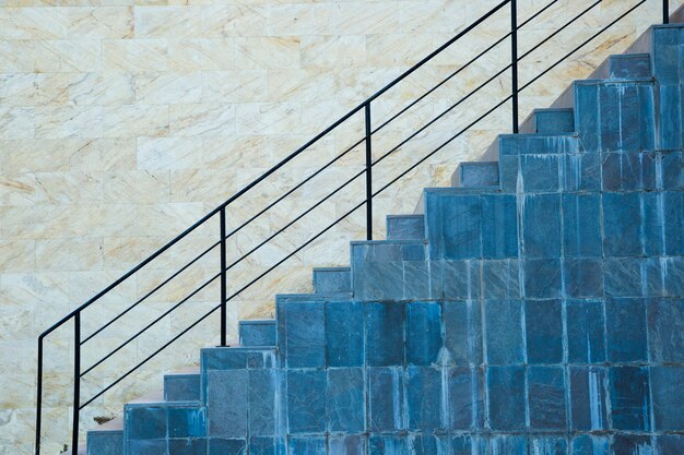 Jak wybrać odpowiednie wykończenie dla schodów z kamienia naturalnego?