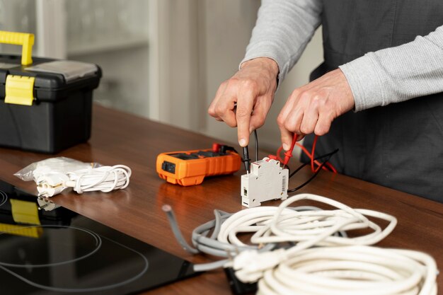 Bezpieczne korzystanie z domowych urządzeń elektrycznych – praktyczne porady