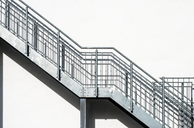 Nowoczesne rozwiązania w projektowaniu i montażu balustrad szklanych: estetyka i bezpieczeństwo w jednym.