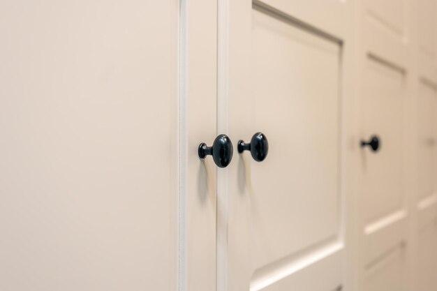 Jak wybrać idealne złote uchwyty do Twojej kuchni?