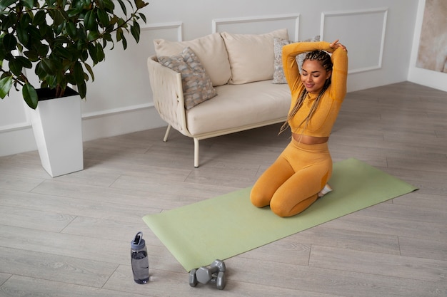 Jakie korzyści przynosi stosowanie specjalistycznych mat treningowych w domowej siłowni?